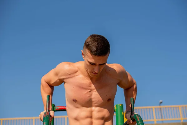 Yakışıklı Çekici Adam Parkta Üstsüz Dolaşırken Spor Yapıyor — Stok fotoğraf