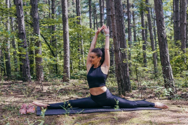Mujer Deportiva Joven Sana Está Haciendo Splits Una Estera Yoga — Foto de Stock