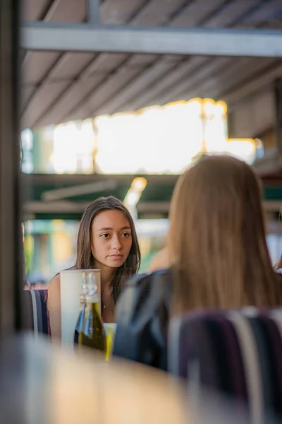 Meninas Incríveis Atraentes Estão Falando Sobre Suas Unhas Enquanto Ouvem — Fotografia de Stock