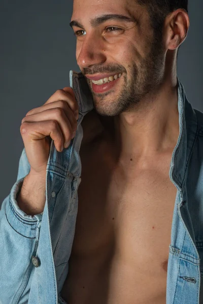 Bild Eines Jungen Gut Aussehenden Machos Mit Bauch Und Offener — Stockfoto