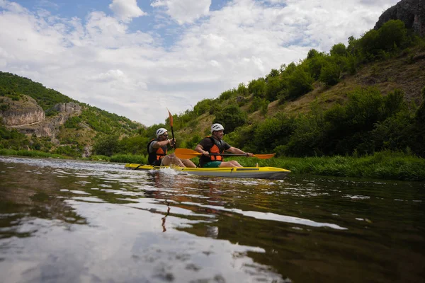 Deux Adultes Font Kayak Ensemble Tout Essayant Suivre Reste Groupe — Photo