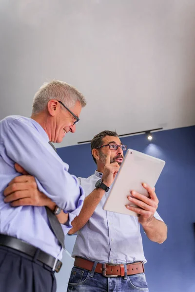 Dos Hombres Negocios Senior Están Teniendo Una Conversación Sobre Compañía —  Fotos de Stock