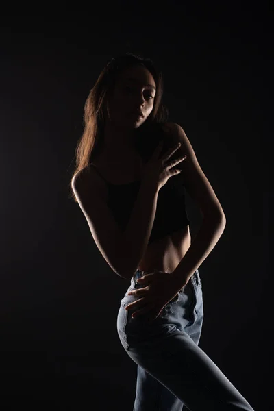 Silhouet Van Mooi Jong Meisje Poseren Studio Terwijl Zichzelf Aanraakt — Stockfoto