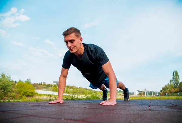 Junger Kerl Ein Männlicher Athlet Wird Der Sommerstadt Ausgequetscht Trainiert — Stockfoto