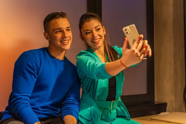 Två Fantastiska Och Vackra Bästa Vänner Tar Selfies — Stockfoto