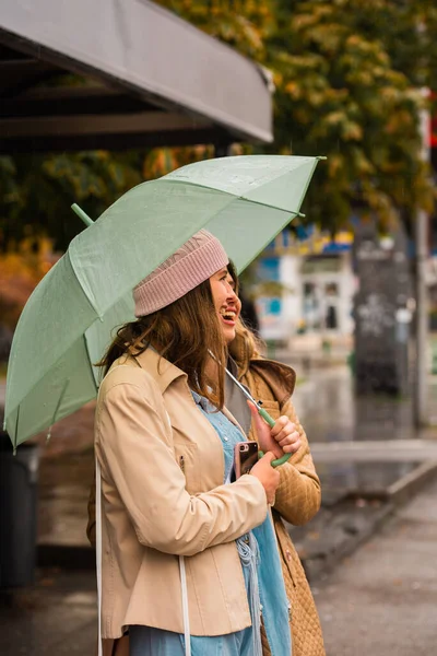 Привлекательные Красивые Девушки Смеются Ожидая Автобус Дождливый День — стоковое фото