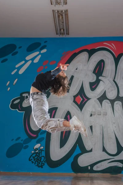 Attraktive Junge Frau Beim Breakdance Bewegt Sich Über Graffiti Hintergrund — Stockfoto