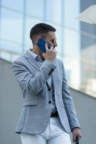 Bonito Atraente Empresário Está Falando Seu Telefone Sobre Sua Empresa — Fotografia de Stock