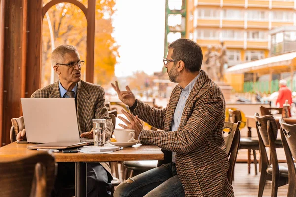 Δύο Ανώτεροι Επιχειρηματίες Μιλούν Για Συνάντησή Τους Στο Καφέ Ενώ — Φωτογραφία Αρχείου