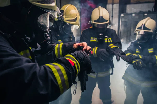 Пожежники Уніформі Рукавичках Газових Масках Всередині Пожежного Відділу — стокове фото