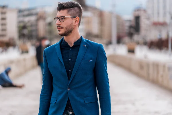 Eleganter Geschäftsmann Blauen Anzug Spaziert Durch Die Innenstadt — Stockfoto