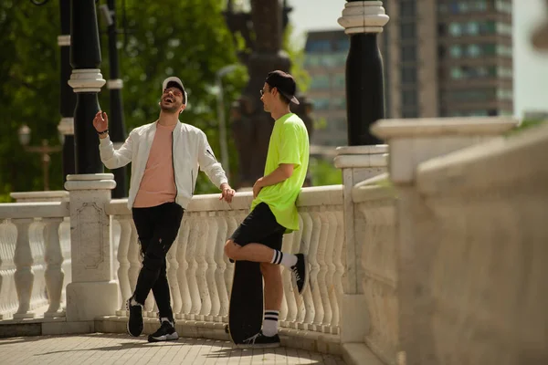 Dos Amigos Guapos Forma Ríen Mientras Hablan — Foto de Stock