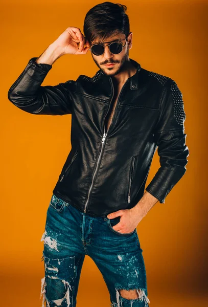 Hombre Sexy Con Pantalones Rasgados Chaqueta Cuero Estilo Moderno — Foto de Stock