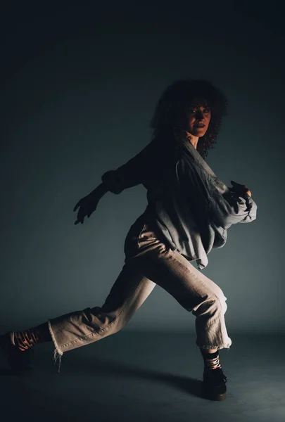 Artista Danza Moderna Saltando Haciendo Ejercicio Durante Una Práctica Danza —  Fotos de Stock
