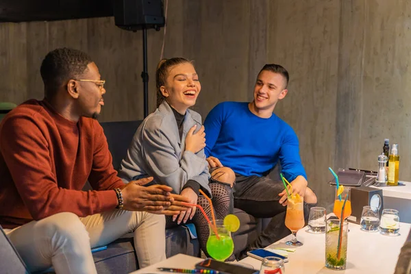 Bir Grup Çok Irklı Iyi Arkadaş Kafede Gülümsüyor Birbirleriyle Konuşuyorlar — Stok fotoğraf