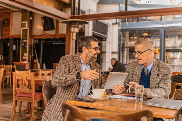 Δύο Ανώτεροι Επιχειρηματίες Έχουν Μια Συνομιλία Και Χαμογελώντας Ενώ Σκεφτόμαστε — Φωτογραφία Αρχείου