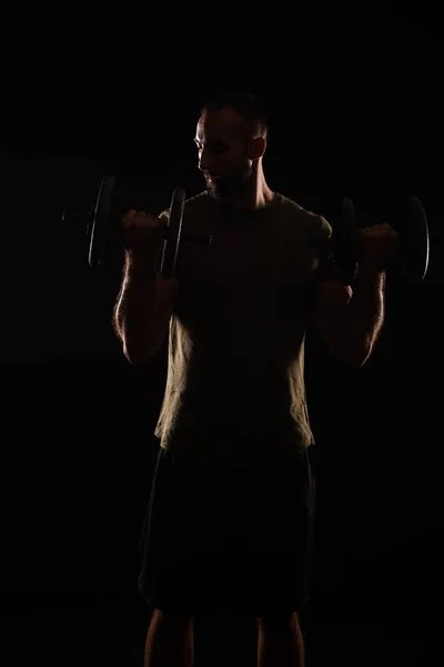ポーズしながら体重でハンサムな男のトレーニングの肖像 — ストック写真