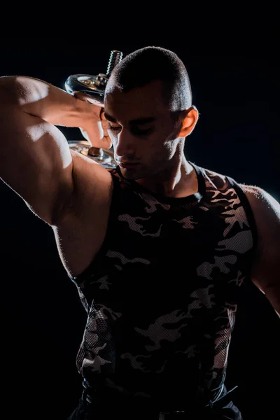 집중력 근육질의 남자가 덤벨을 가지고 운동을 — 스톡 사진