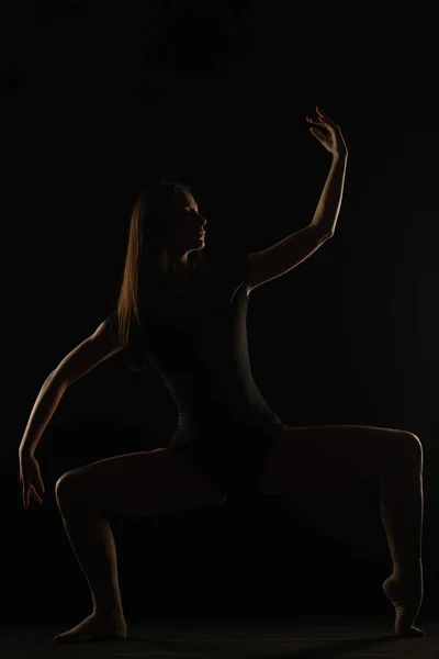 Jeune Ballerine Fait Quelques Pose Asymétrique Squat Sur Les Silhouettes — Photo