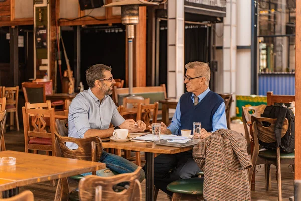 Dos Hombres Negocios Mayores Sonríen Mientras Hablan Café —  Fotos de Stock