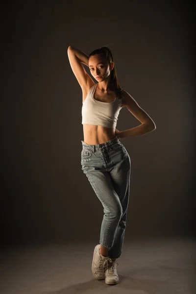 Doce Menina Está Posando Estúdio Fundo Cinza — Fotografia de Stock