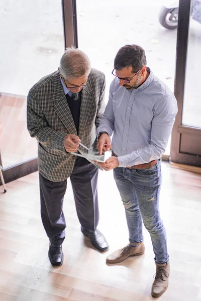 Dos Hombres Negocios Senior Están Mirando Algunos Resultados Juntos Tableta — Foto de Stock