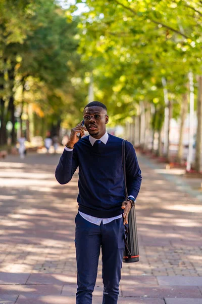 Hombre Negocios Africano Guapo Está Hablando Con Jefe Por Teléfono —  Fotos de Stock