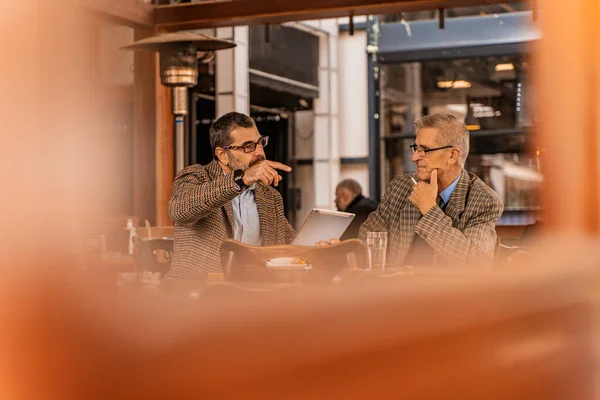 Dos Empresarios Alto Nivel Están Teniendo Una Conversación Pensando Los — Foto de Stock