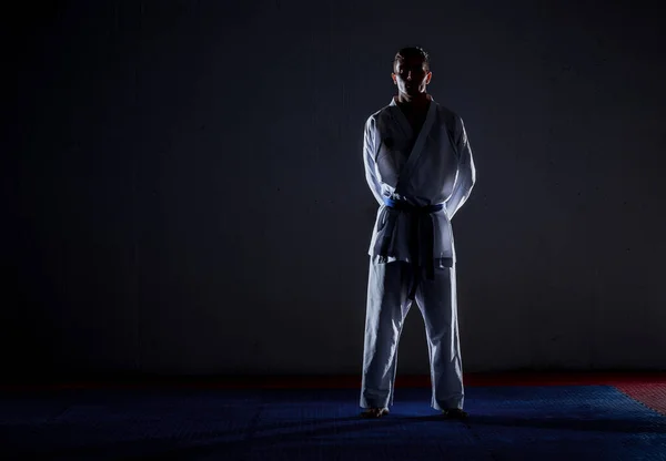 Mann Weißen Kimono Und Schwarzem Gürtel Trainiert Karate Vor Dunklem — Stockfoto