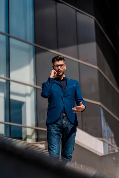 Bonito Jovem Caminhando Falando Telefone Celular Cidade — Fotografia de Stock