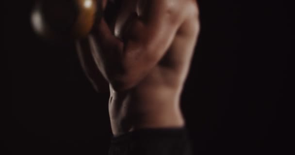 Close Vídeo Cara Bonito Topless Exercitando Com Haltere Ginásio Foco — Vídeo de Stock