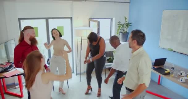 Πολυφυλετικοί Άνθρωποι Χορεύουν Στο Γραφείο Τους Ενώ Γιορτάζουν Την Επιτυχία — Αρχείο Βίντεο