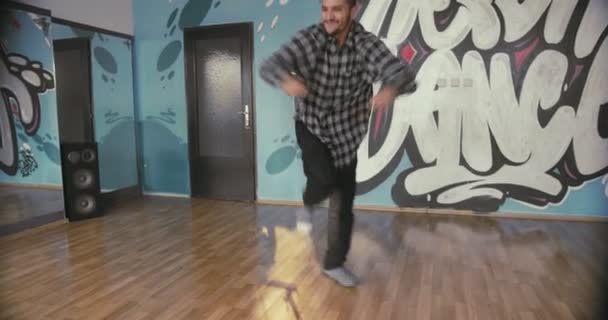 Bailarín Mostrando Sus Difíciles Complejos Movimientos Baile — Vídeos de Stock