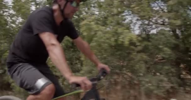 Jóképű Végzős Fickó Próbál Lépést Tartani Előtte Álló Kerékpárossal — Stock videók