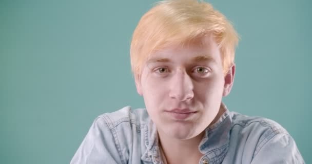 Blondyn Powoli Ciasteczko Świetnie Się Przy Tym Bawi — Wideo stockowe