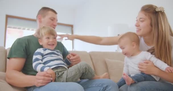 Les Enfants Ainsi Que Les Parents Amusent Dansant — Video