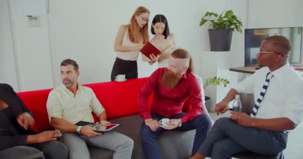 Groep Van Multiraciale Zakenmensen Kijken Naar Plannen Terwijl Het Bespreken — Stockvideo