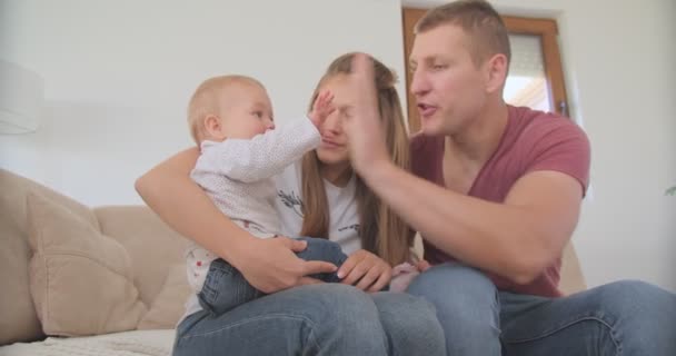 Vader Vermakelijk Geven High Fives Aan Zijn Dochter — Stockvideo