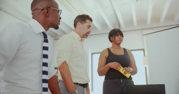 Groep Multiraciale Zakenmensen Bespreekt Nieuwe Plannen Voor Het Bedrijf Bijeenkomst — Stockvideo