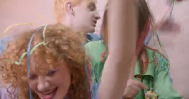 Trois Amis Dansent Tellement Amusent Avec Les Confettis — Video
