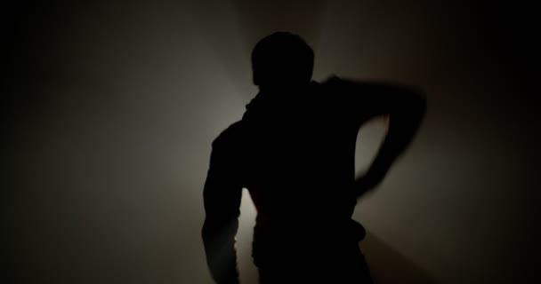 Silhouette Ragazzo Studio Con Nebbia Raggi Luce Che Balla — Video Stock