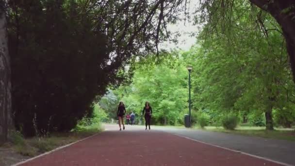 Twee Aantrekkelijke Mooie Meisjes Rennen Renbaan Buiten Slow Motion — Stockvideo
