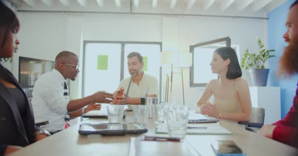 Група Мультикультурних Бізнесменів Перевіряє Час Щоб Вони Могли Почати Зустрічі — стокове відео