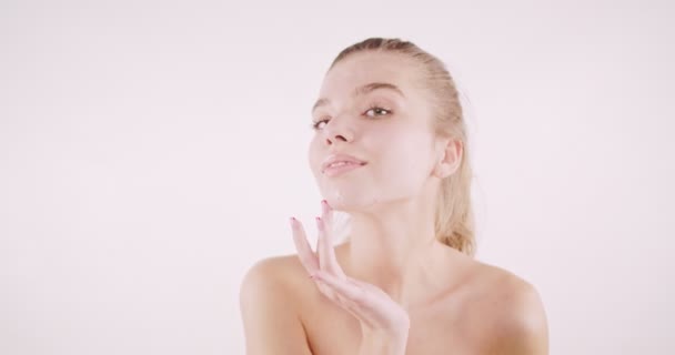 Krásná Dívka Nanášení Bílý Krém Bradu Nos Izolované Béžové Pozadí — Stock video