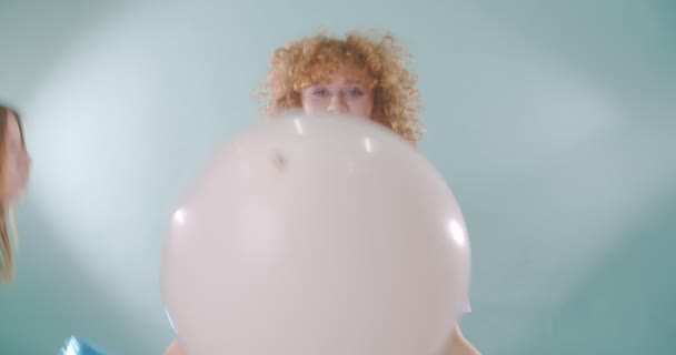 Kız Arkadaş Birbirlerine Sarılırken Balonlarla Eğleniyorlar — Stok video
