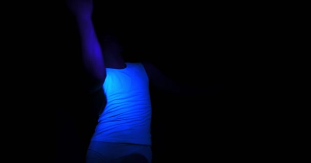 Băiatul Dansează Aproape Lumină Ultravioletă Mână — Videoclip de stoc