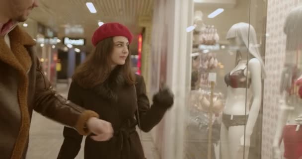 Cuplu Fericit Caută Alege Cumpere Mall Timp Râde — Videoclip de stoc