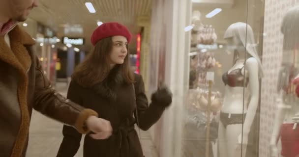 Casal Feliz Está Olhando Escolhendo Que Comprar Shopping Enquanto — Vídeo de Stock