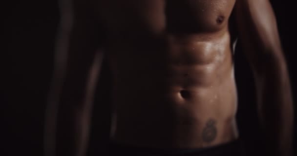 Close Video Van Topless Sterke Man Het Nemen Van Een — Stockvideo