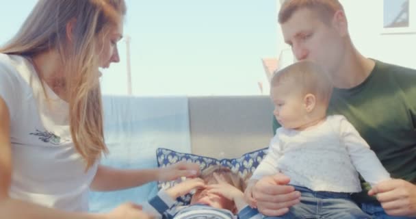 Glückliche Und Fürsorgliche Familie Sitzt Zusammen Draußen Und Genießt Den — Stockvideo